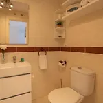 Sea Breezes Apartment *