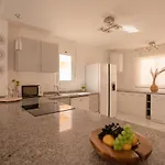 Sea Breezes Apartment *