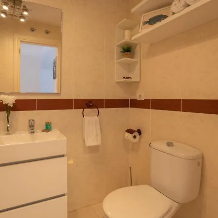 Sea Breezes Apartment *