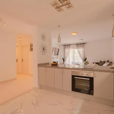 Sea Breezes Apartment *